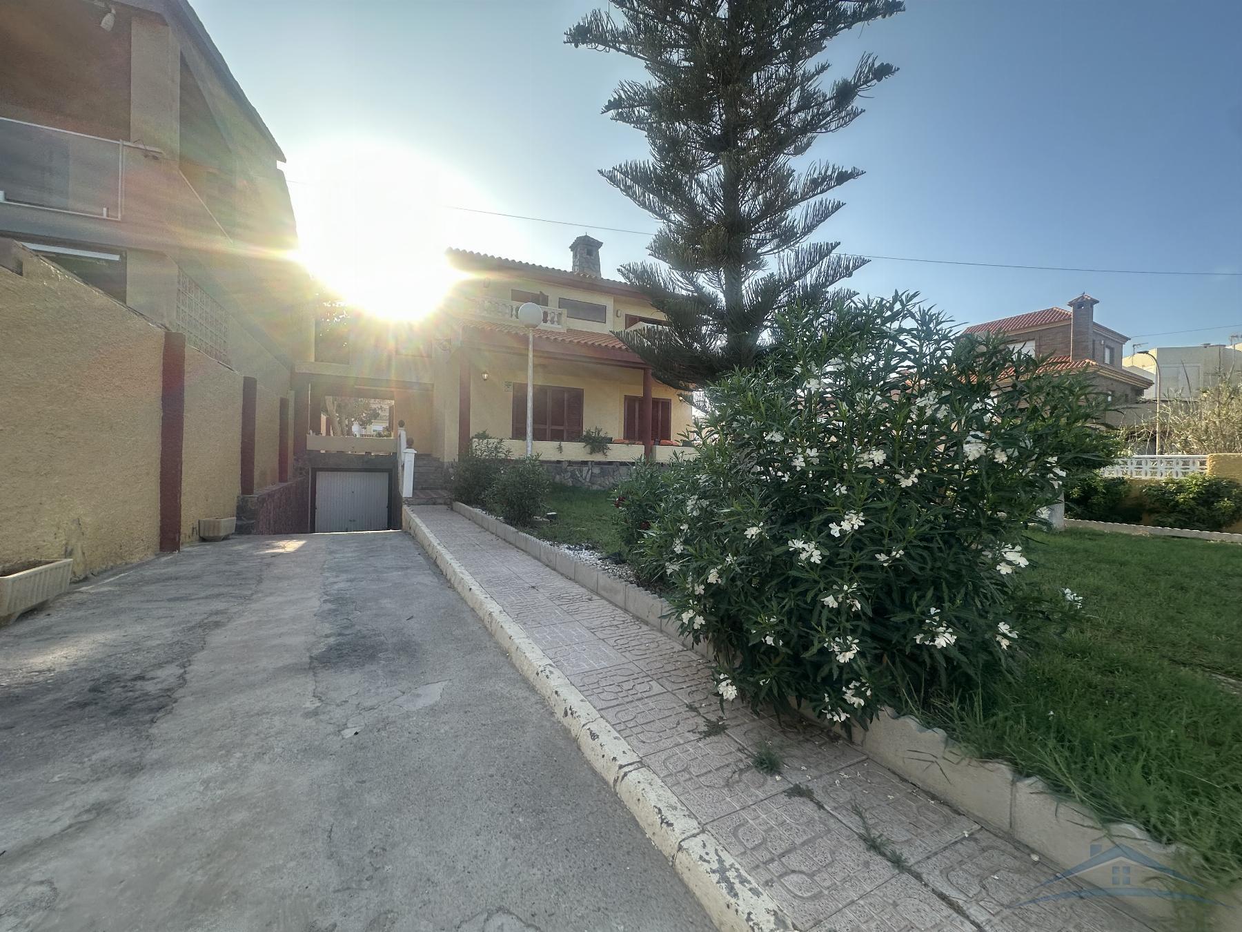 For rent of chalet in Roquetas de Mar