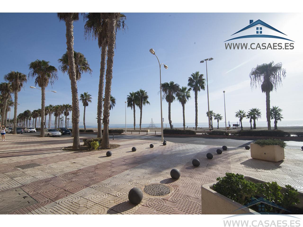 For sale of flat in Roquetas de Mar