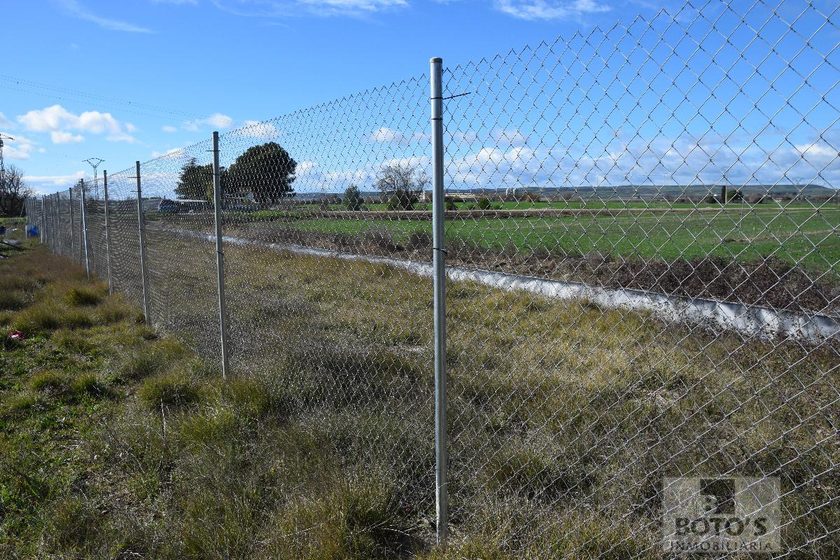 For sale of land in Almudévar