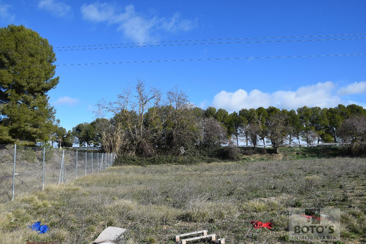 For sale of land in Almudévar