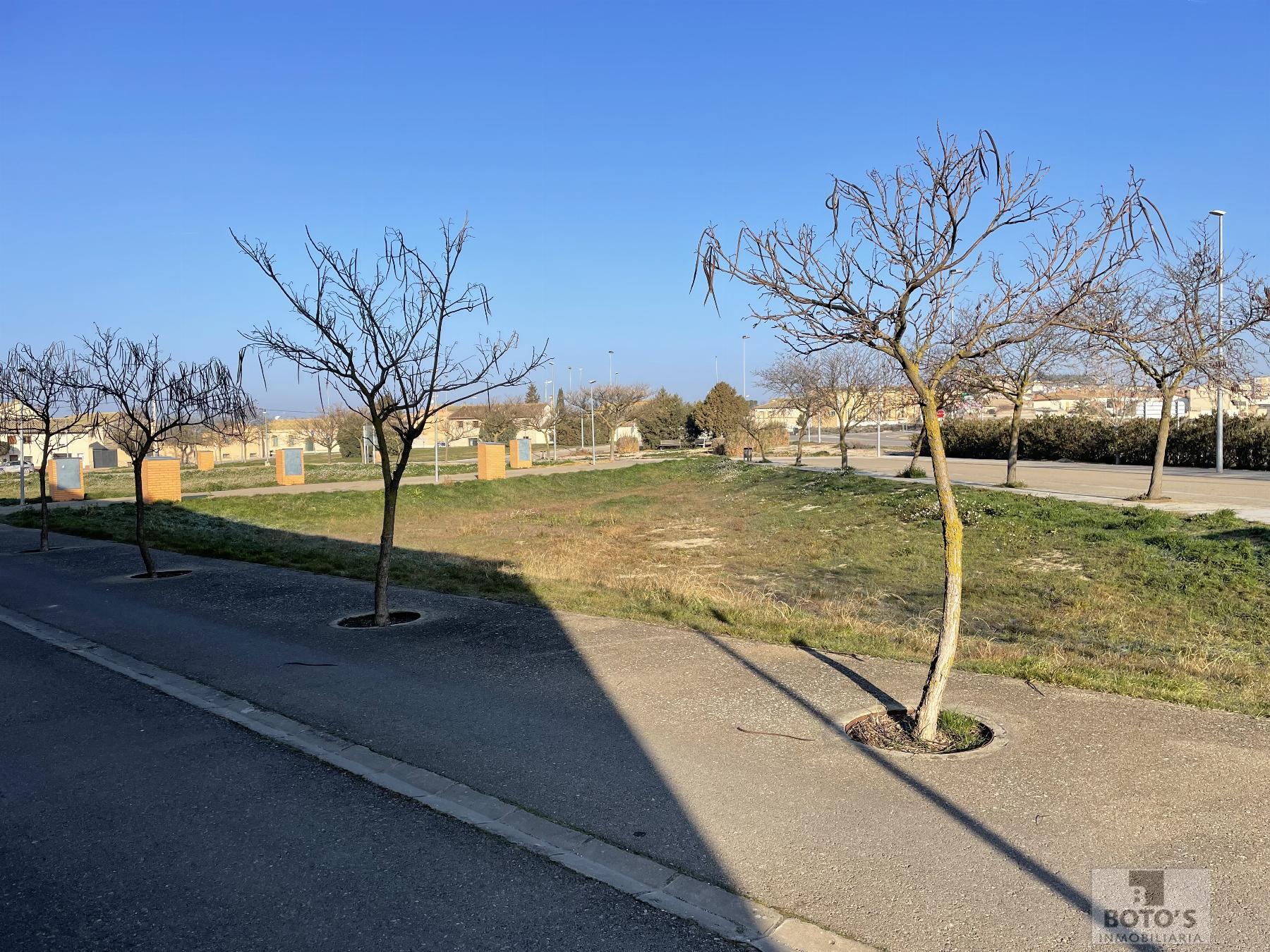 For sale of land in Almudévar