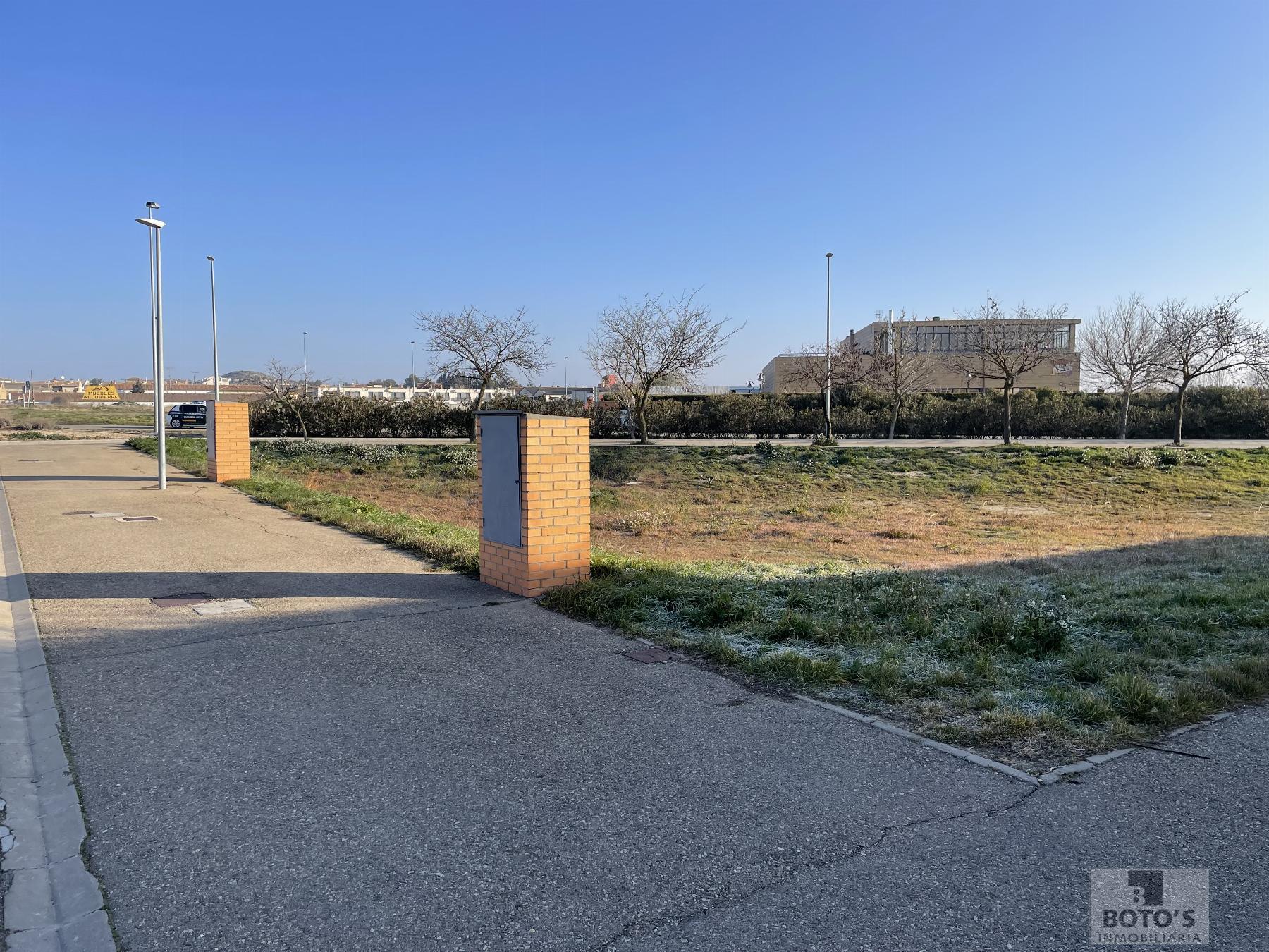 For sale of land in Almudévar