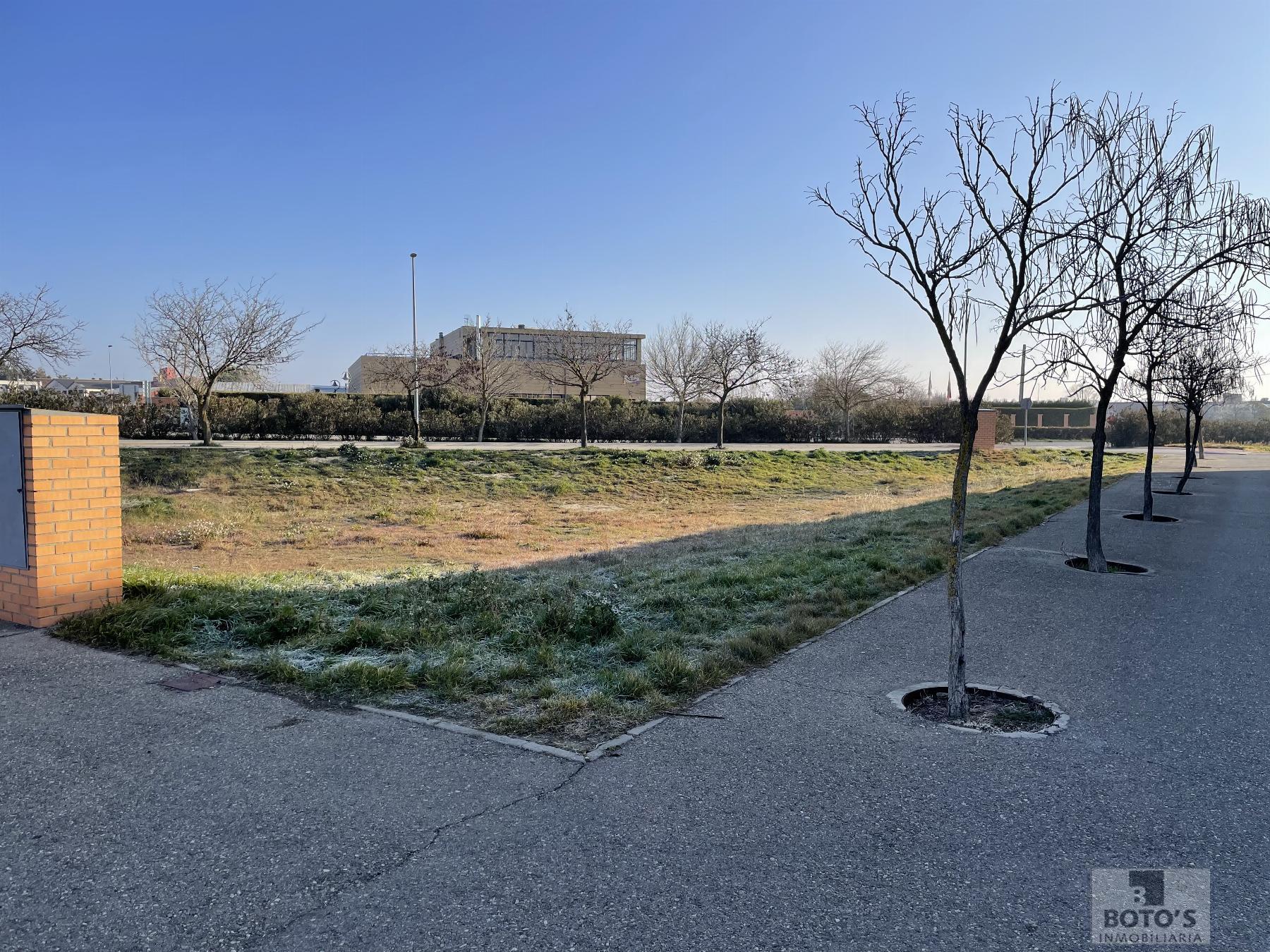 For sale of land in Almudévar