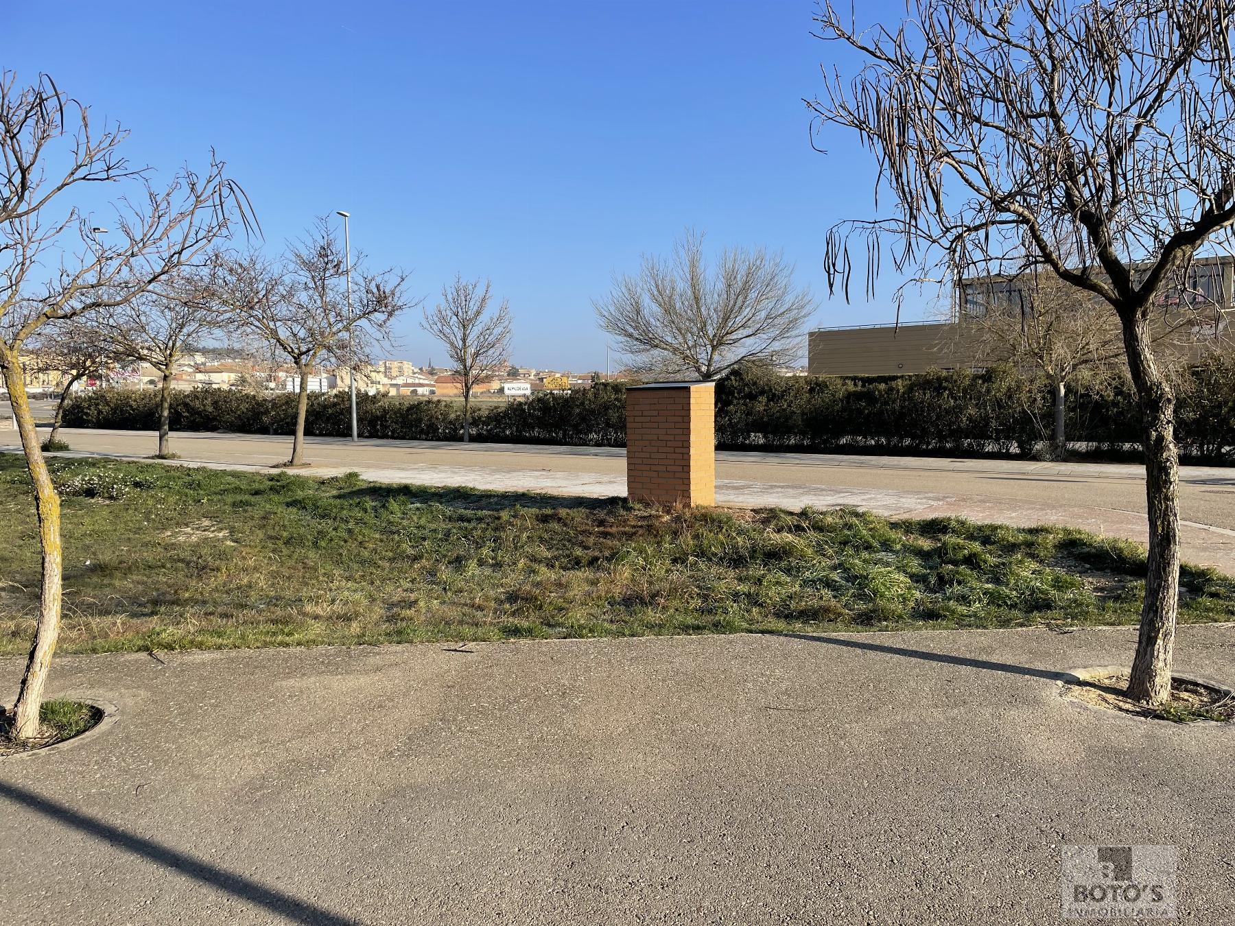 For sale of land in Almudévar