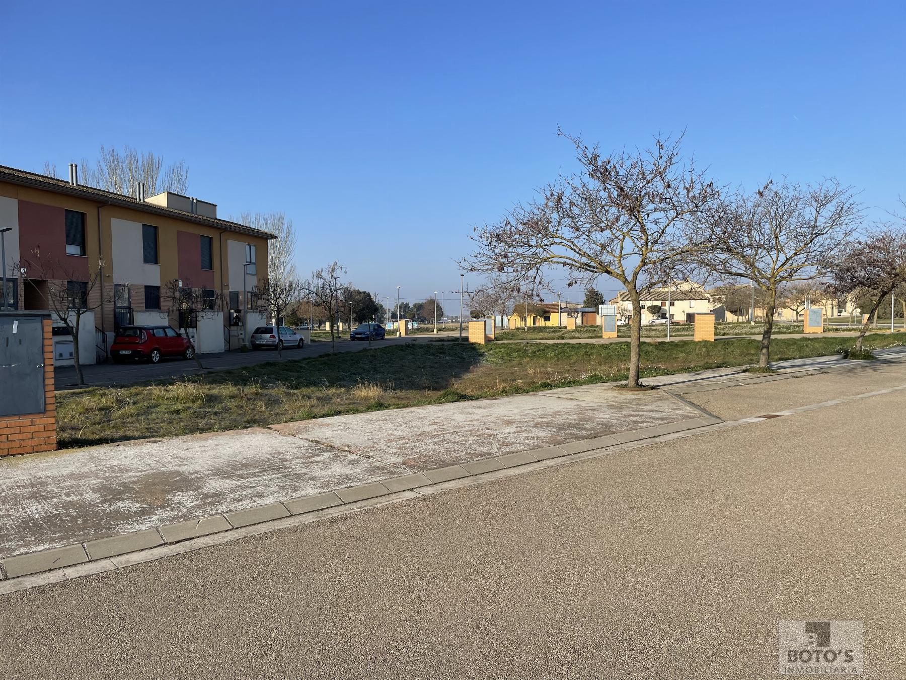 For sale of land in Almudévar