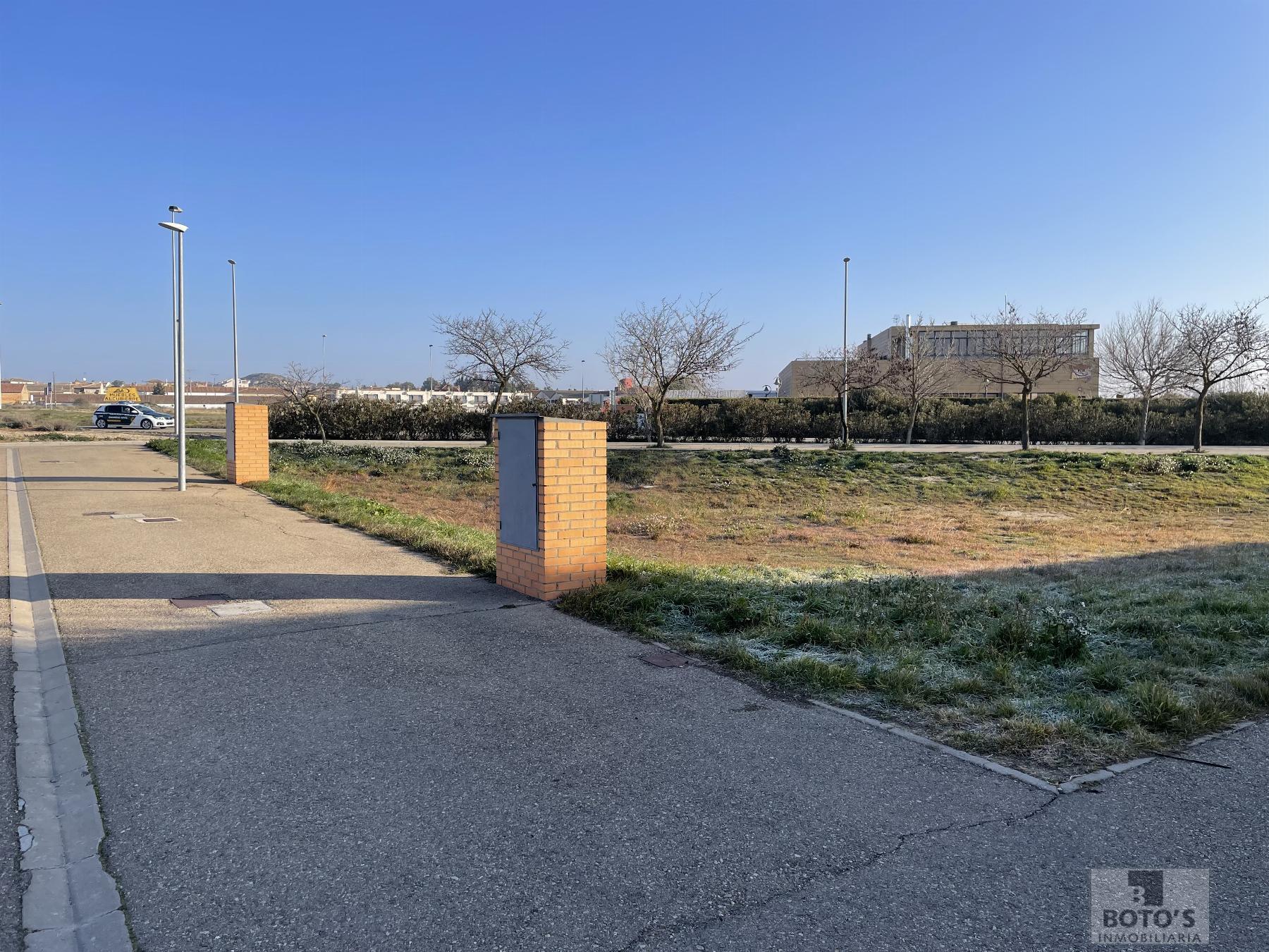 For sale of land in Almudévar