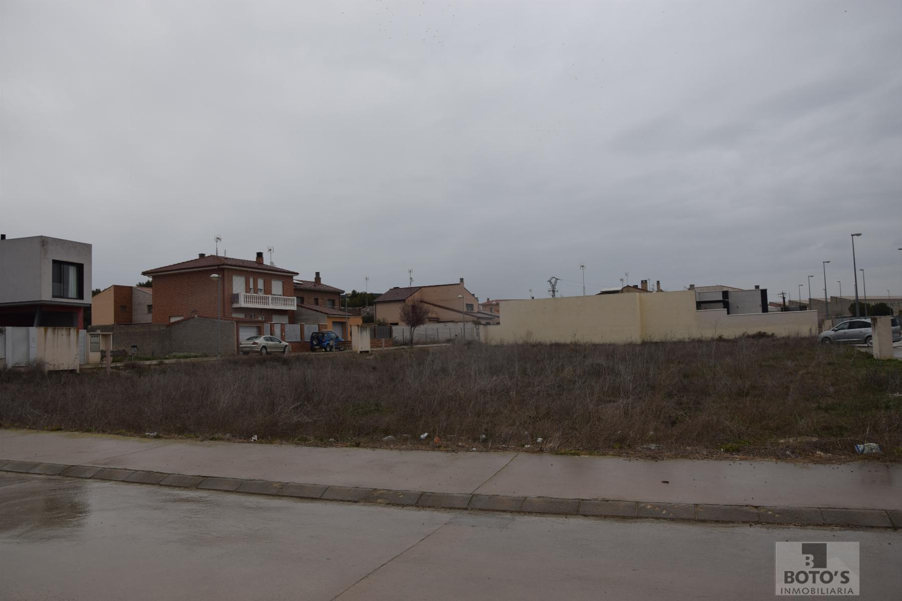 For sale of land in Almudévar