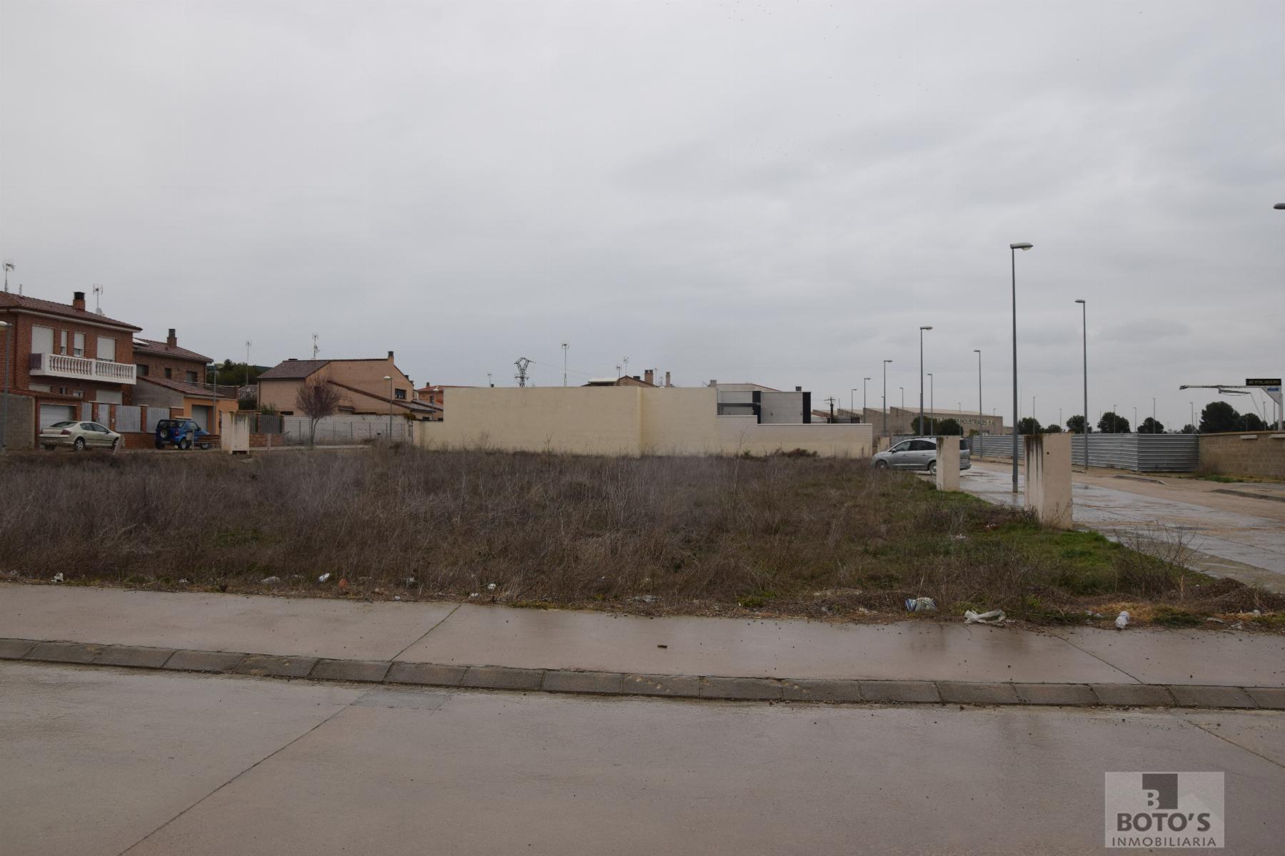 For sale of land in Almudévar