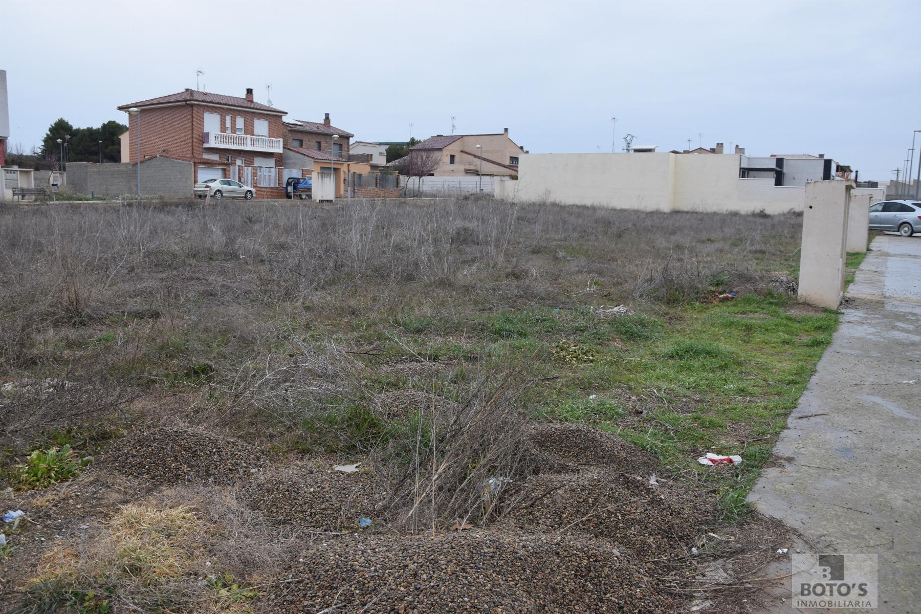 For sale of land in Almudévar