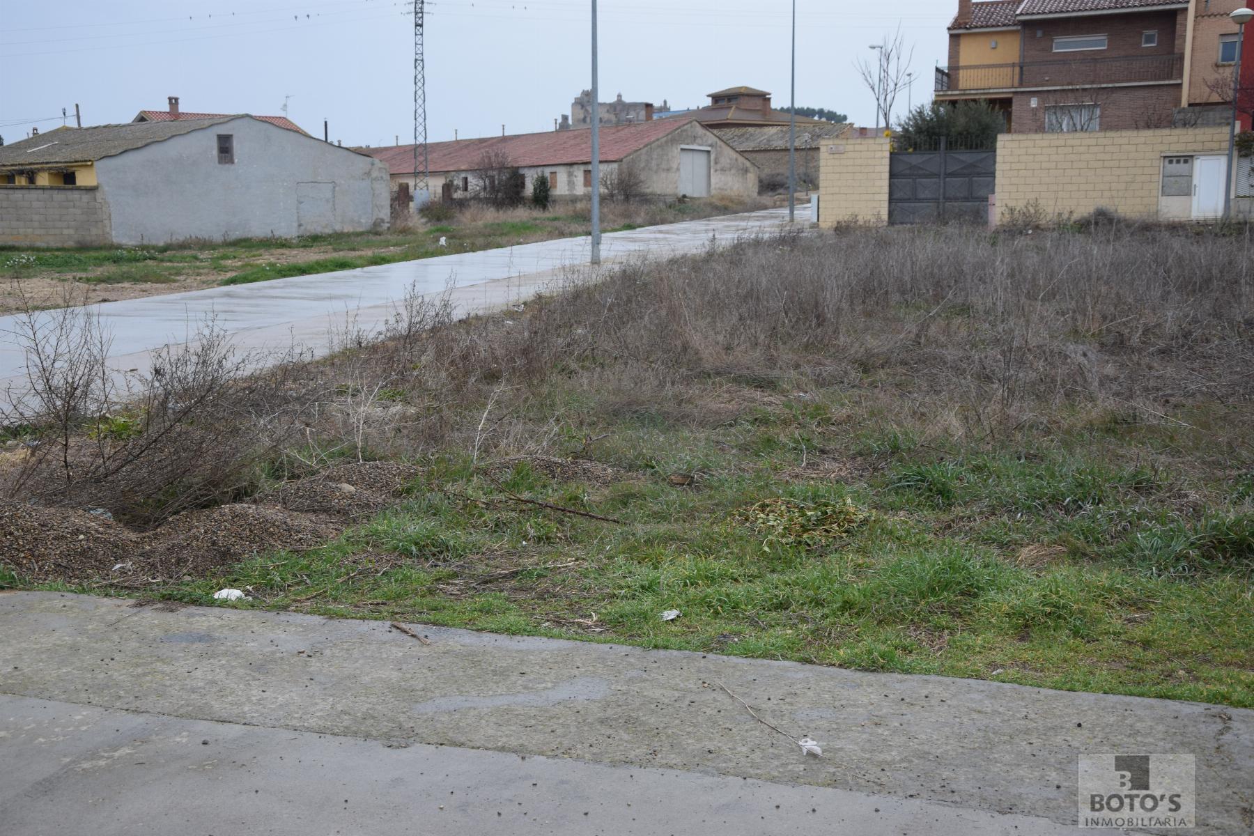 For sale of land in Almudévar