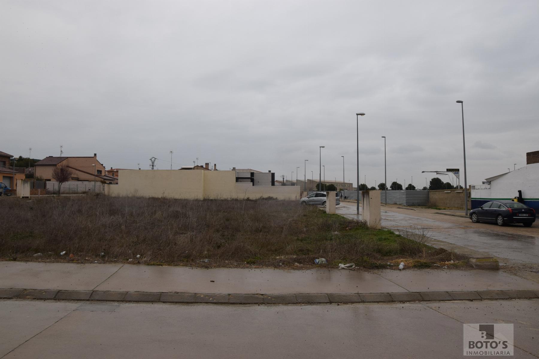 For sale of land in Almudévar