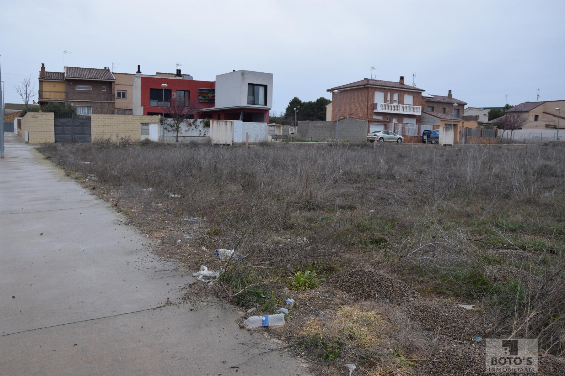 For sale of land in Almudévar