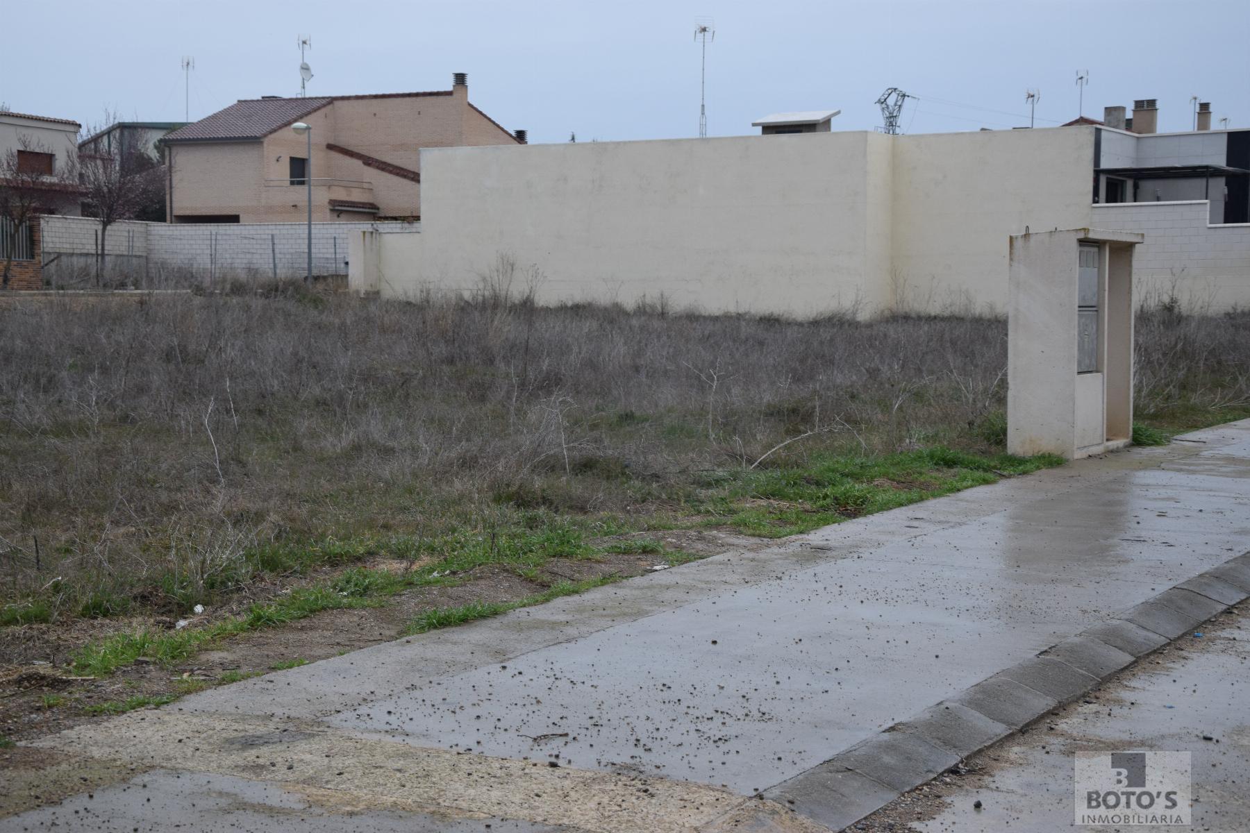 For sale of land in Almudévar