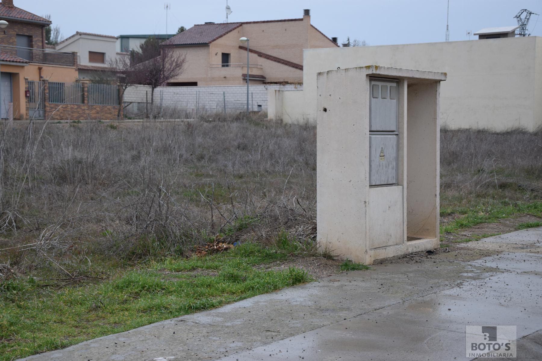 For sale of land in Almudévar
