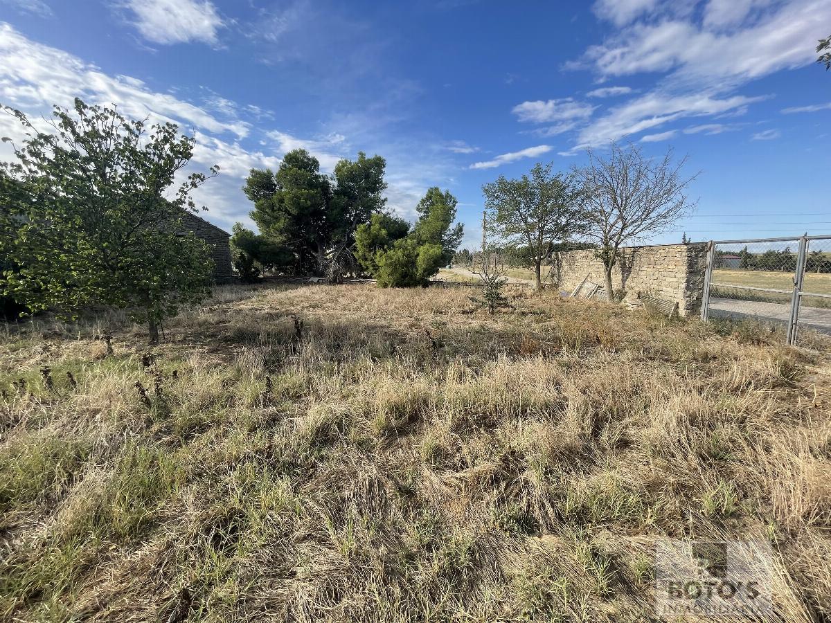 For sale of land in Almudévar