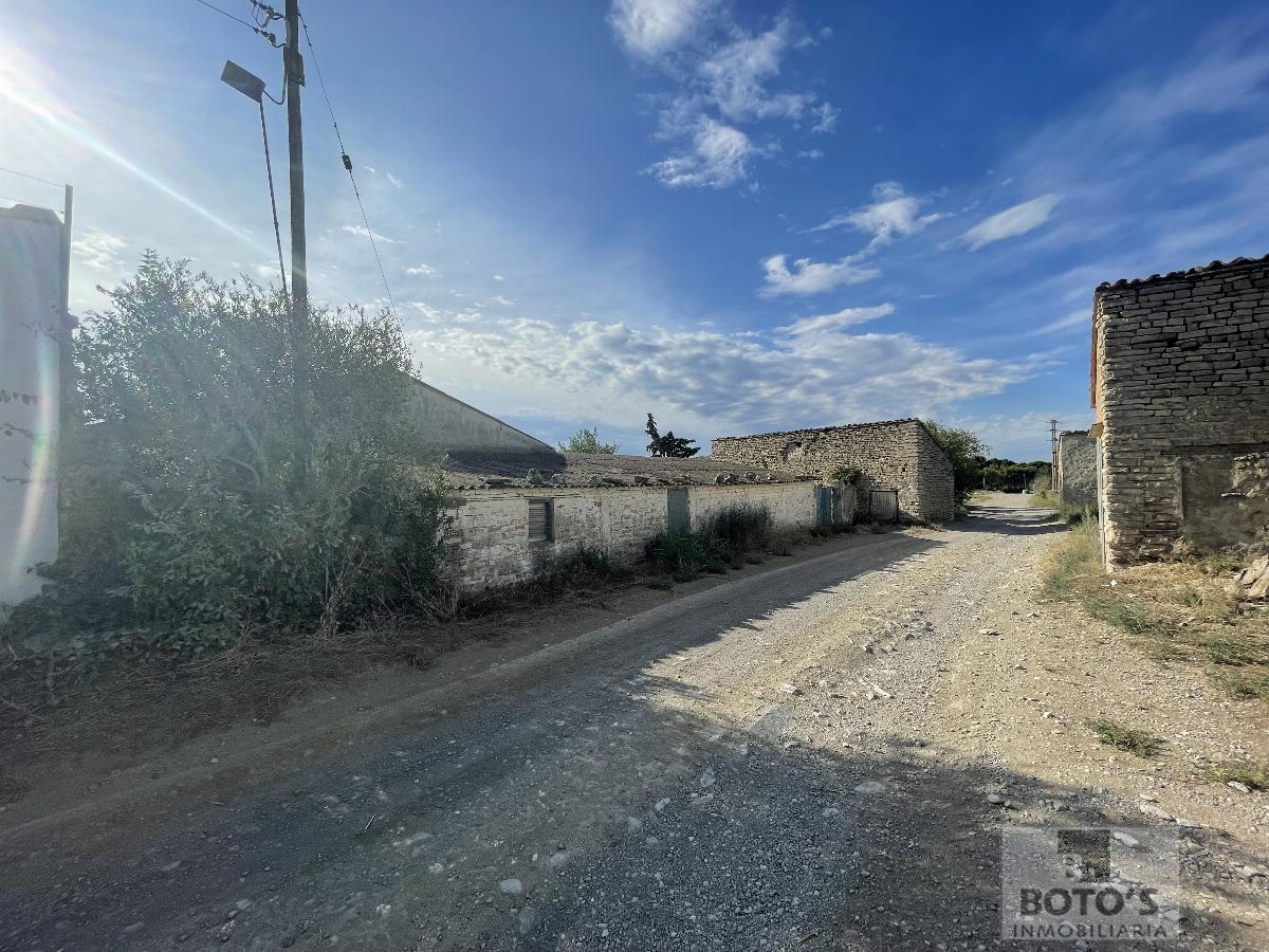 For sale of land in Almudévar