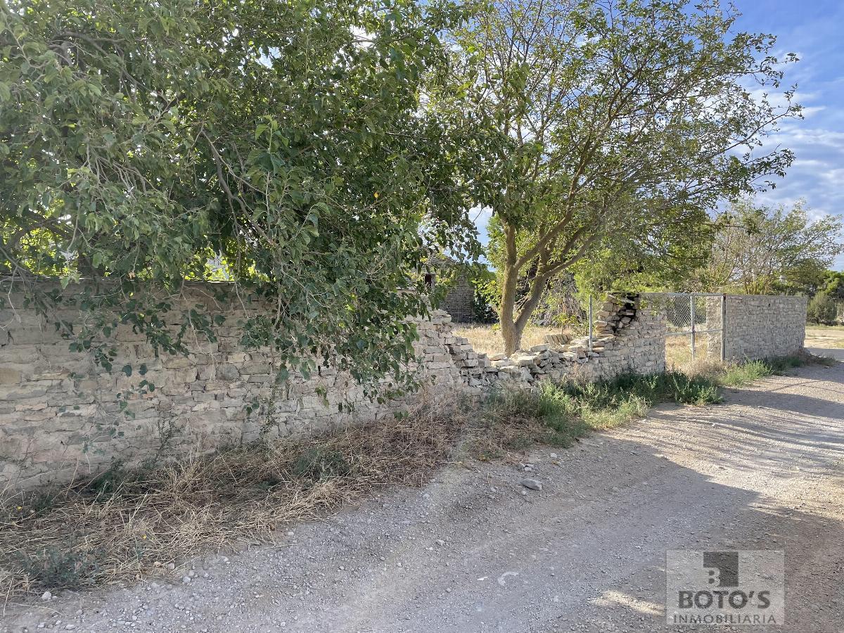 For sale of land in Almudévar