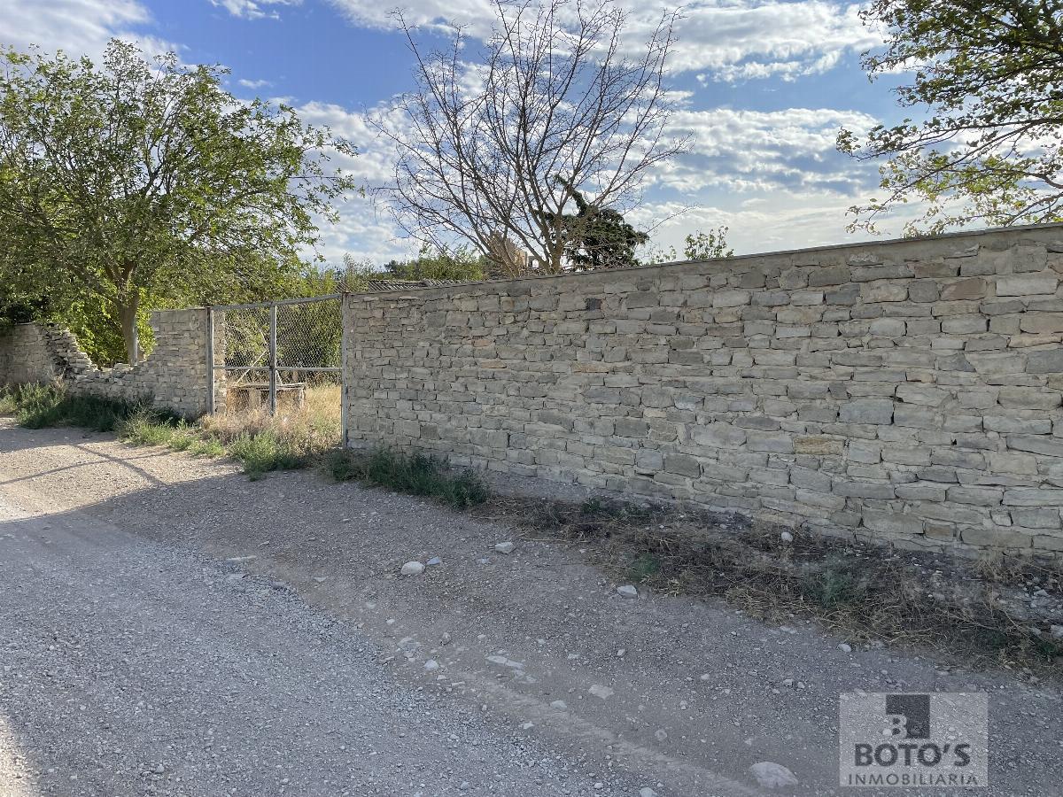 For sale of land in Almudévar