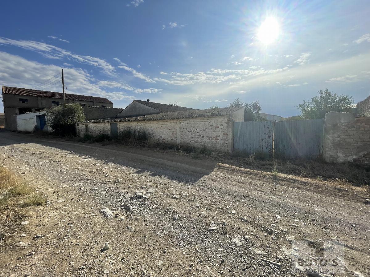 For sale of land in Almudévar