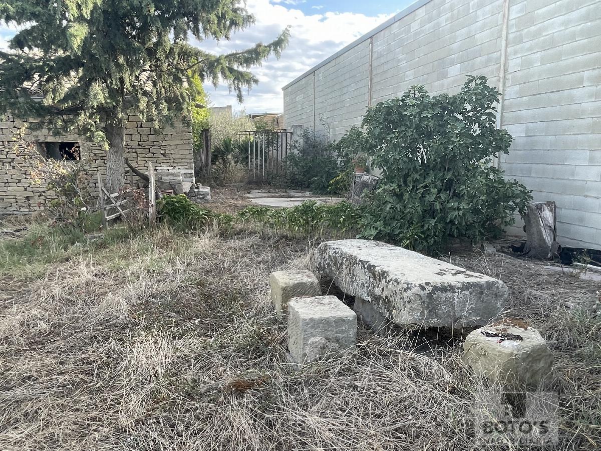 For sale of land in Almudévar