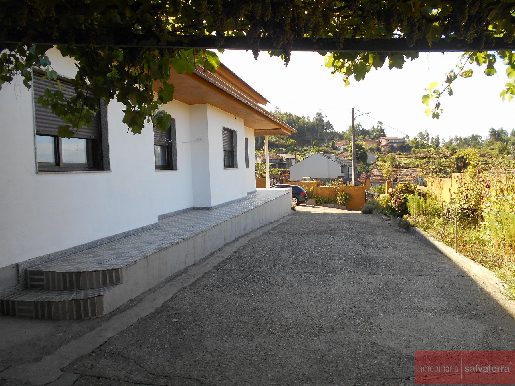 For sale of house in Salvaterra de Miño