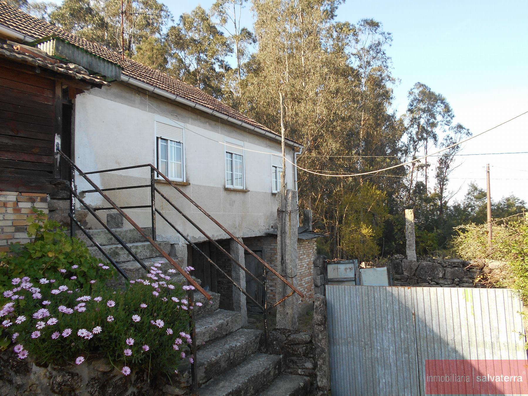 For sale of house in Ponteareas