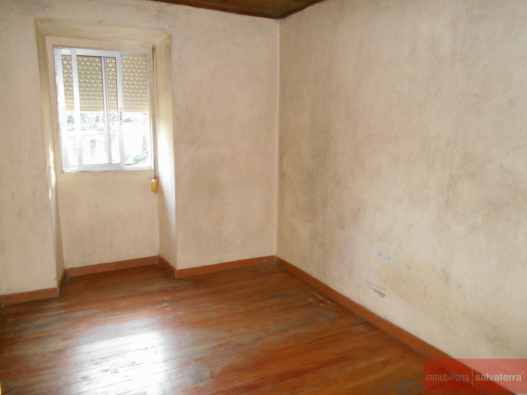 For sale of house in Ponteareas