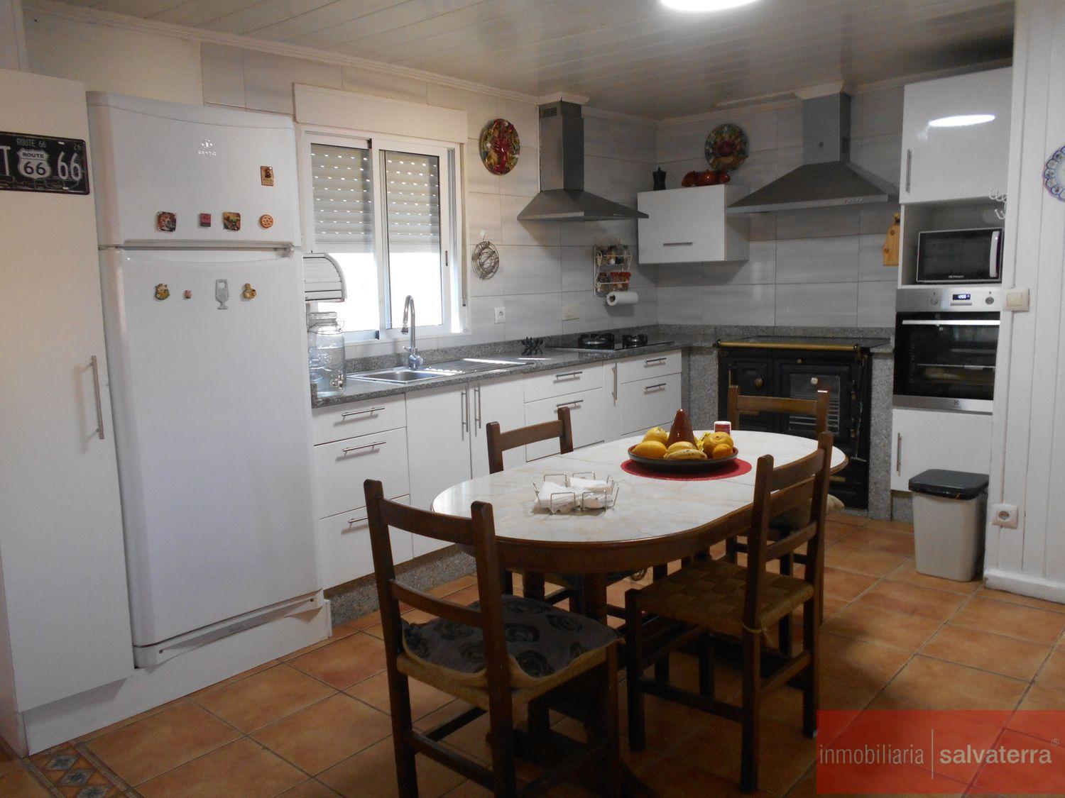 For sale of rural property in A Cañiza
