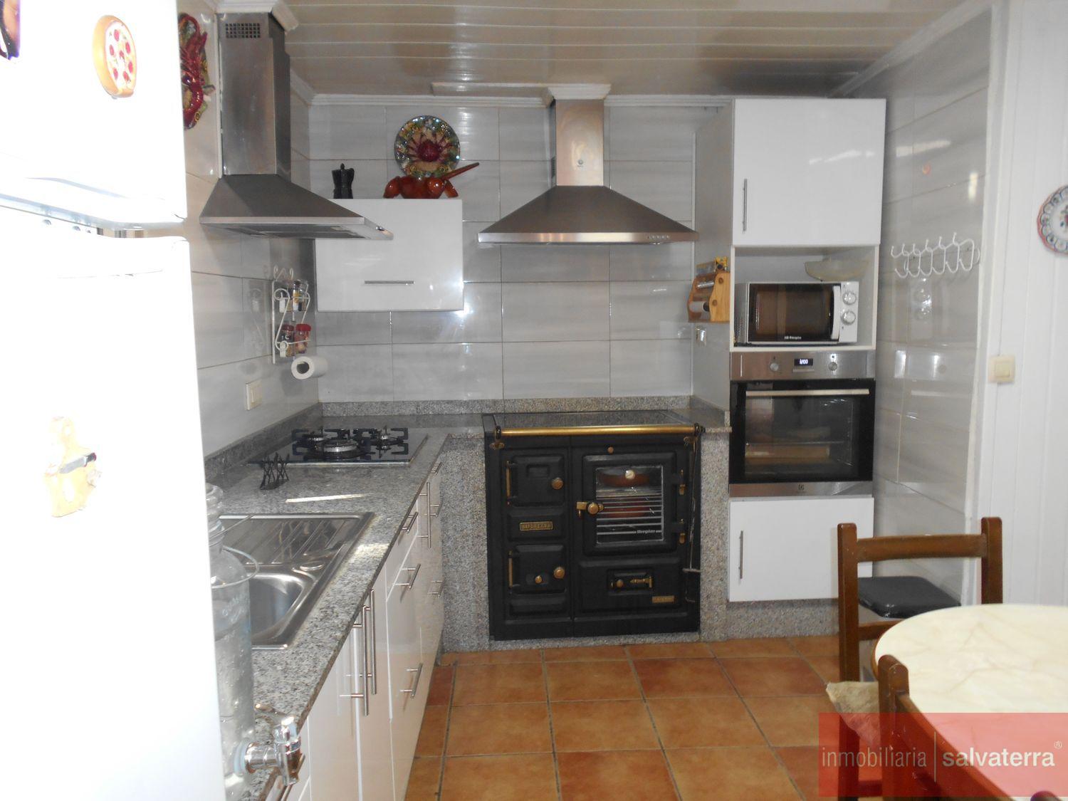 For sale of rural property in A Cañiza