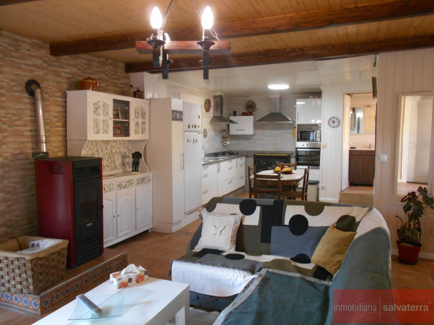 For sale of rural property in A Cañiza