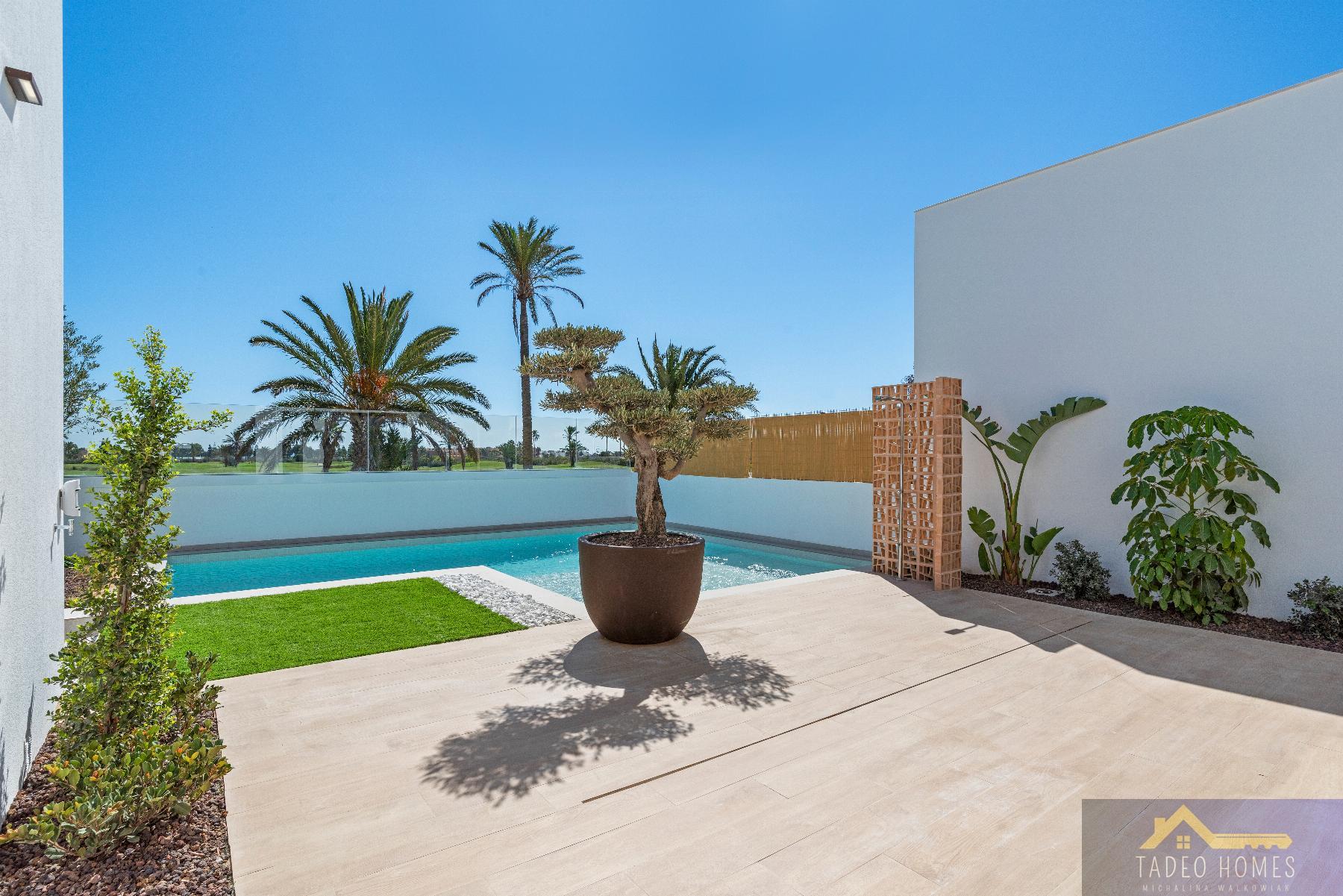 For sale of villa in Los Alcázares