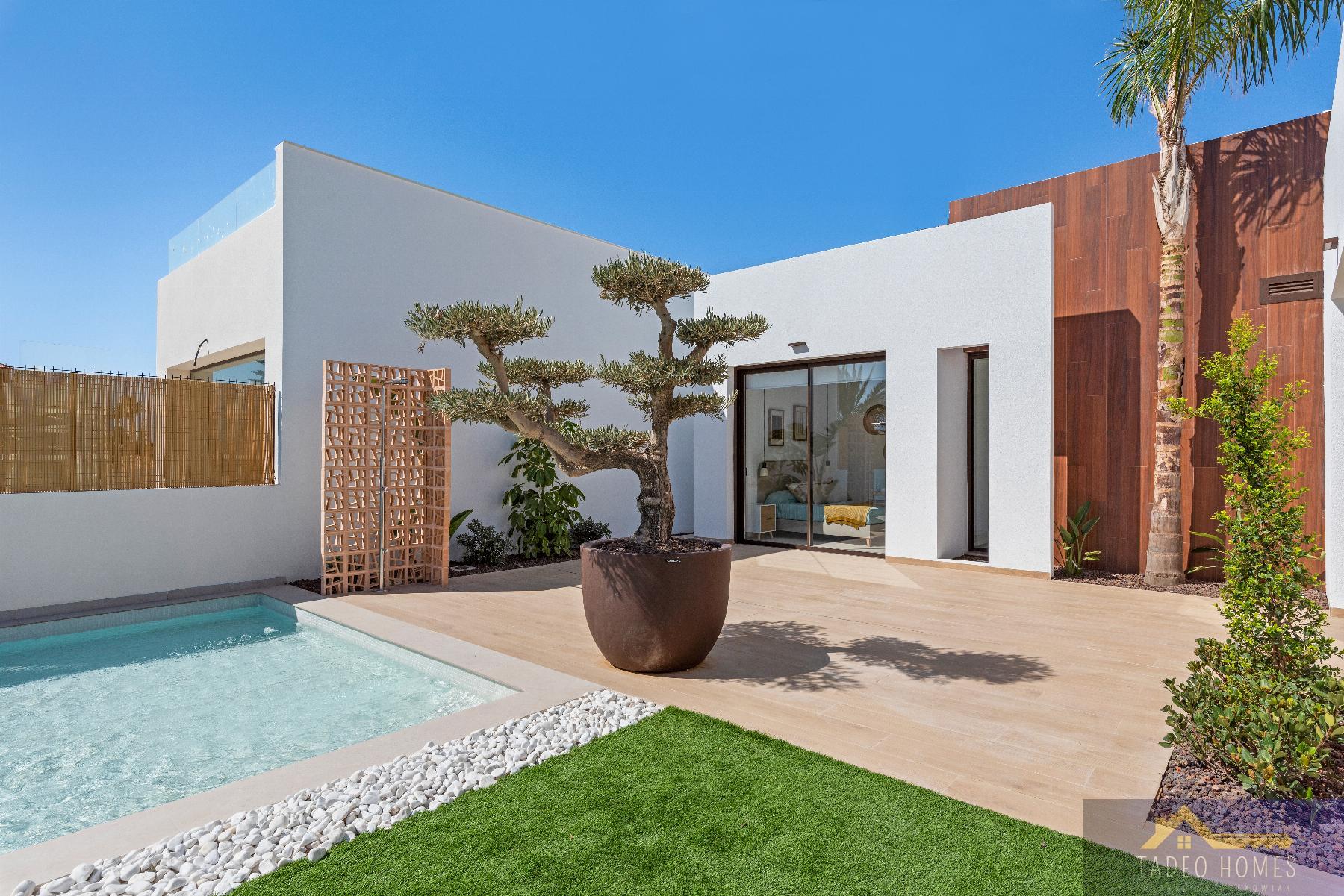 For sale of villa in Los Alcázares