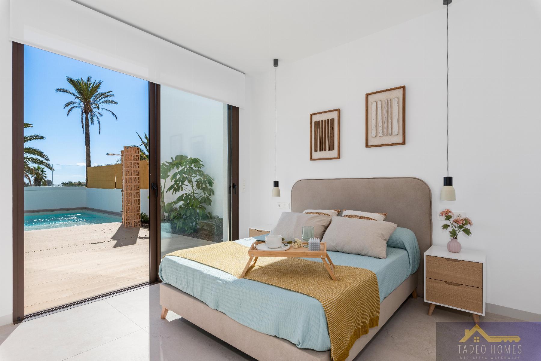 For sale of villa in Los Alcázares
