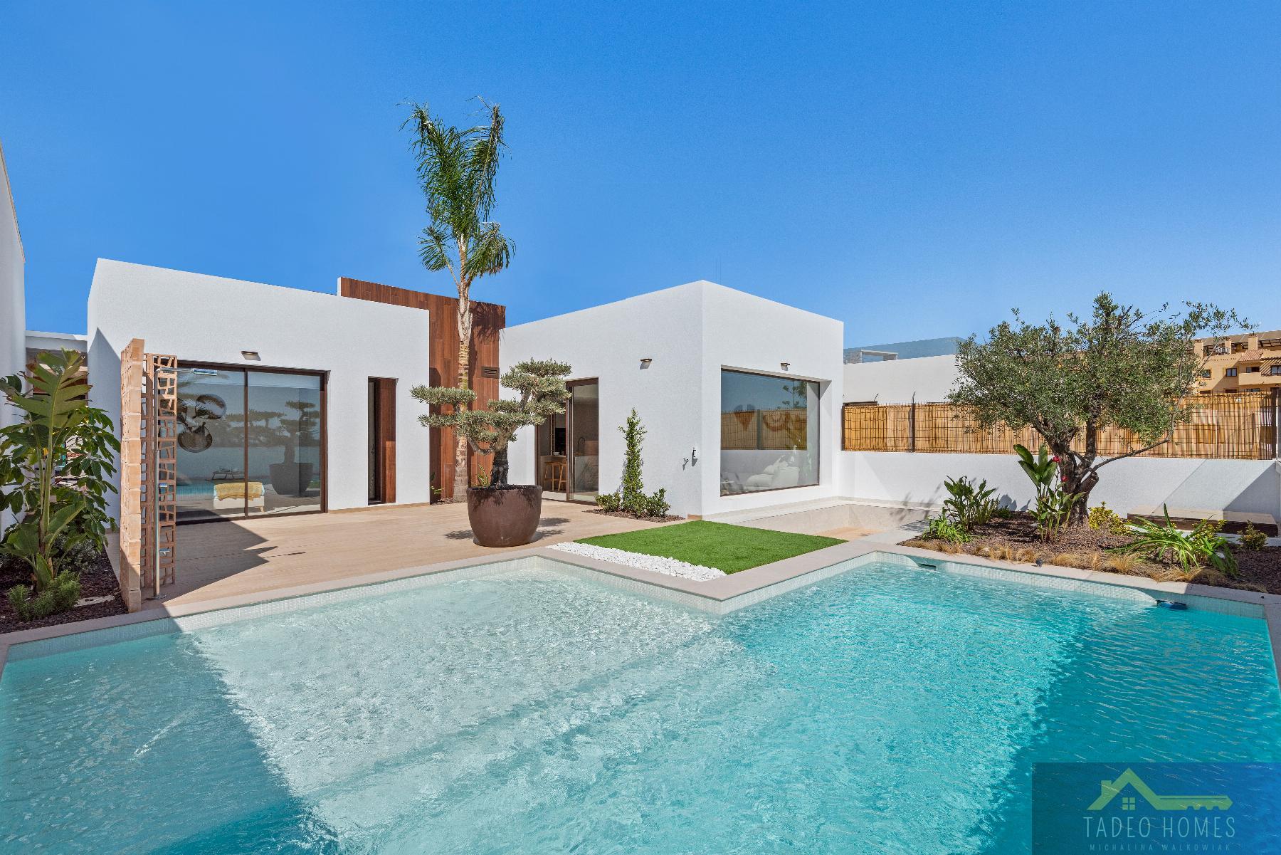 For sale of villa in Los Alcázares