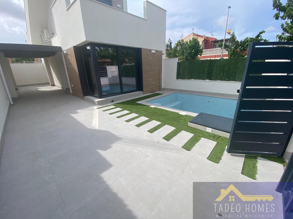 Venta de villa en Los Alcázares