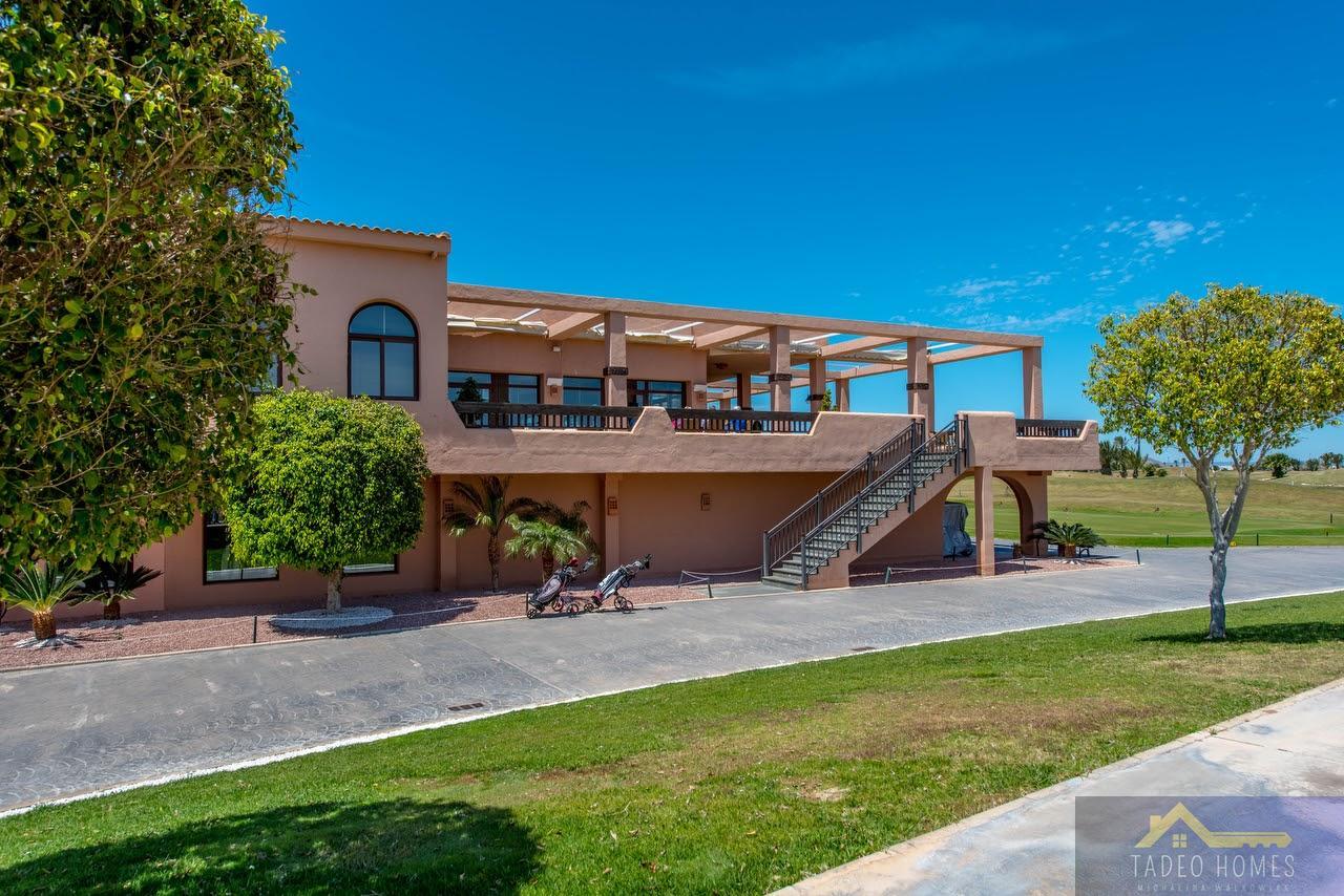 Venta de villa en Los Alcázares