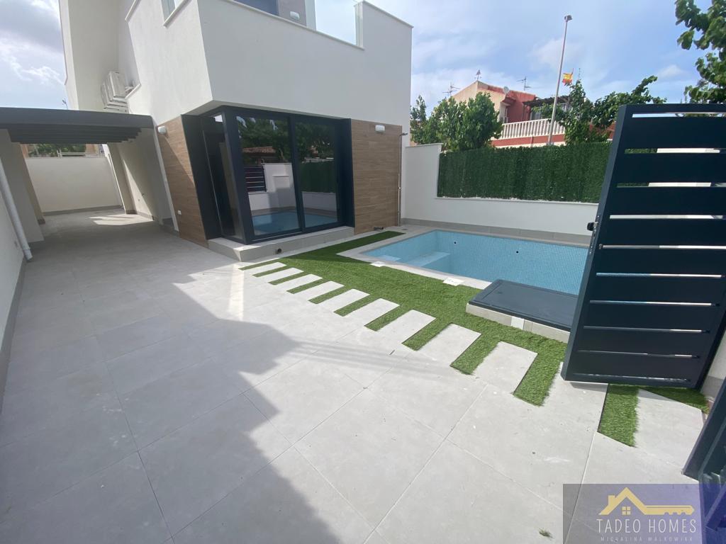 Venta de villa en Los Alcázares