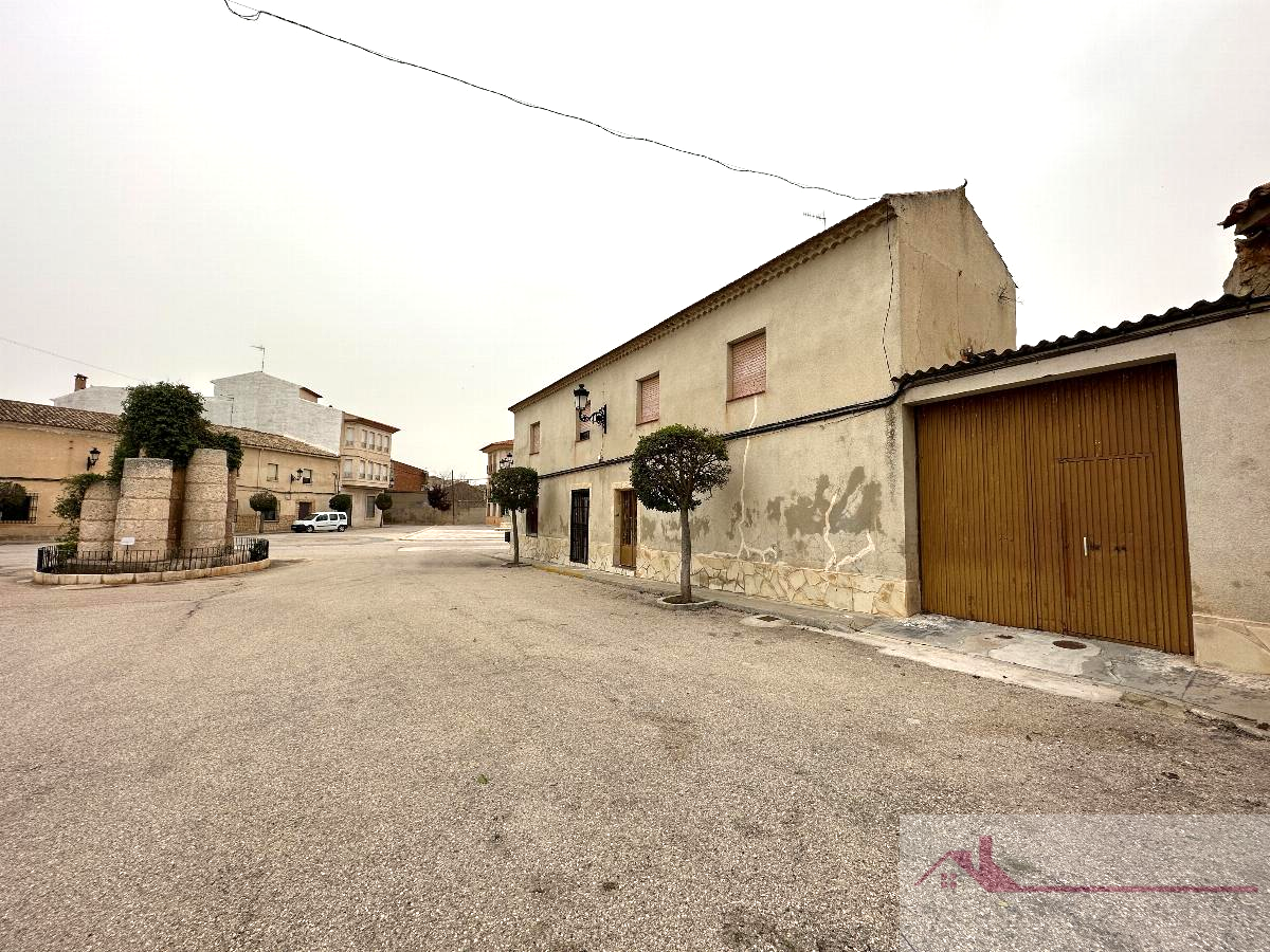 Venta de edificio en Santa María del Campo Rus