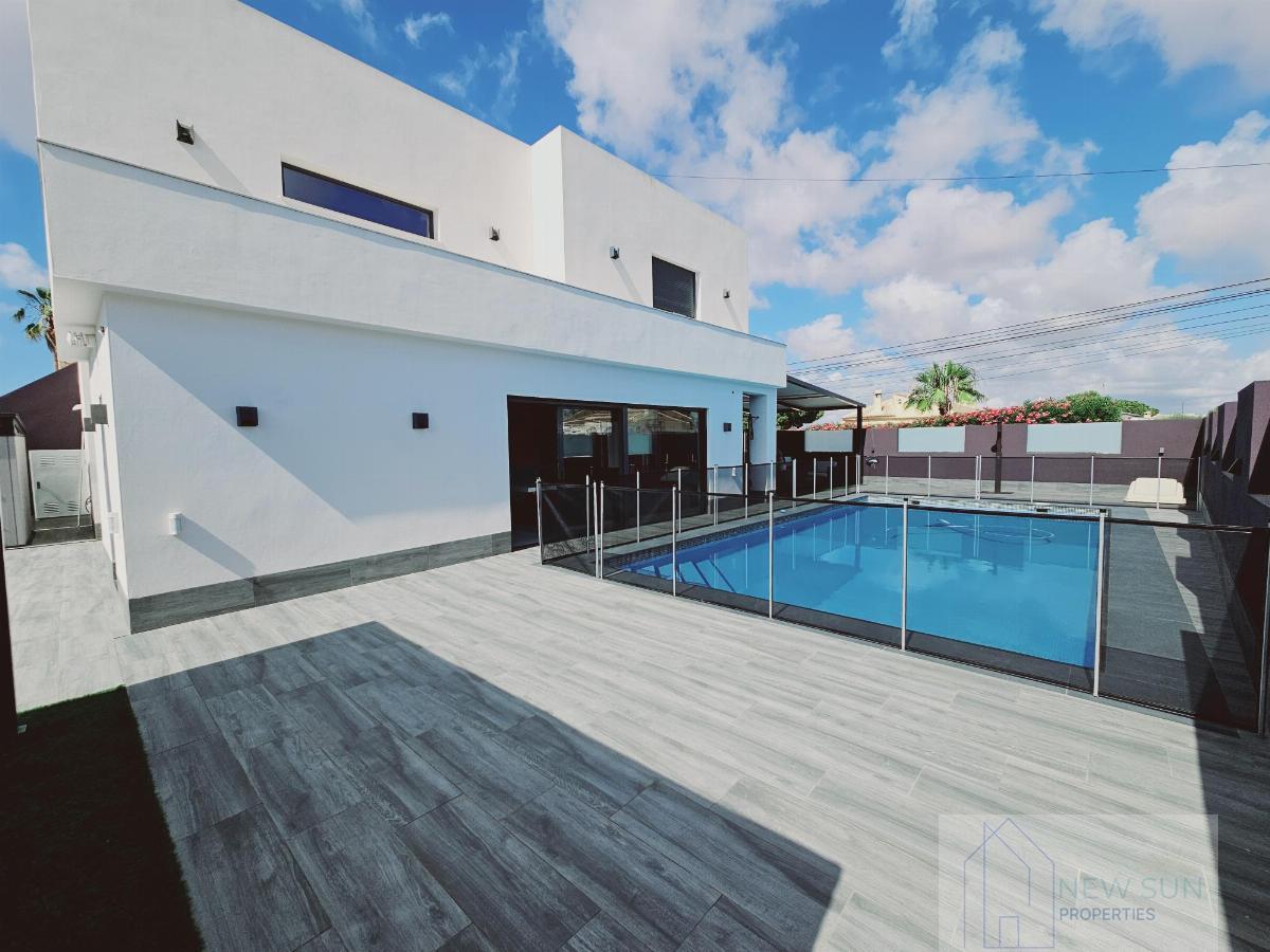 For sale of chalet in Torrevieja