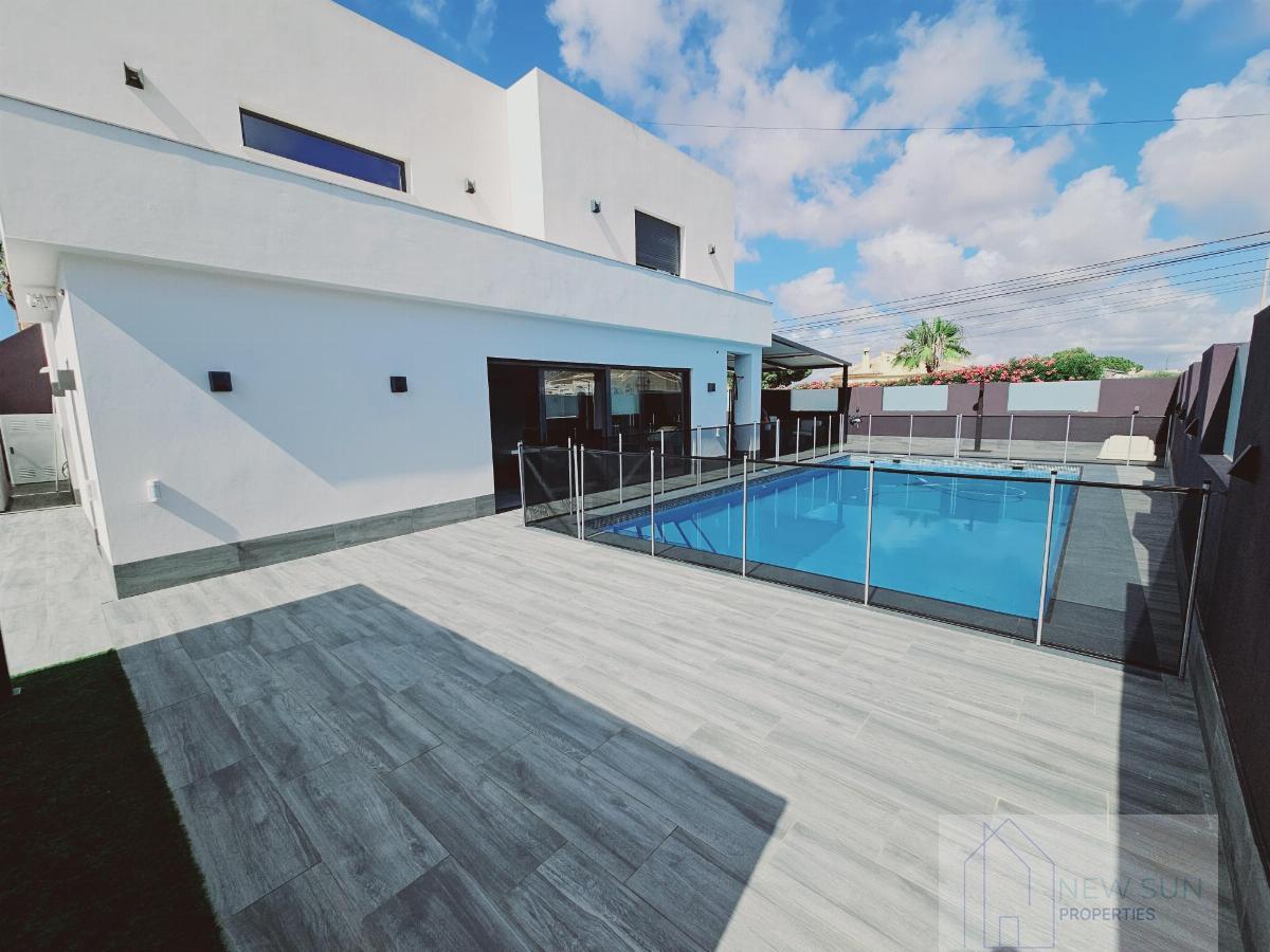 For sale of chalet in Torrevieja