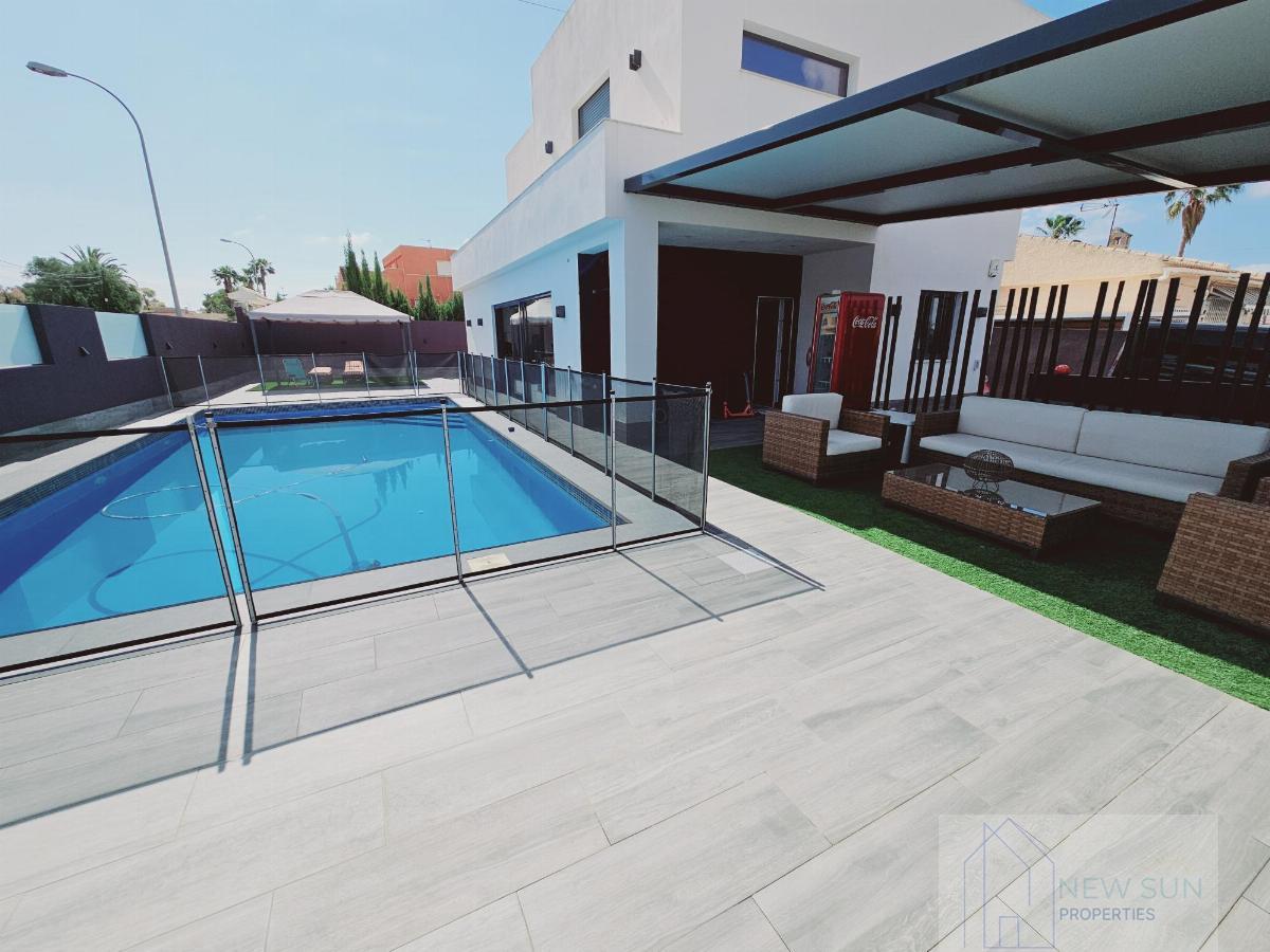 For sale of chalet in Torrevieja