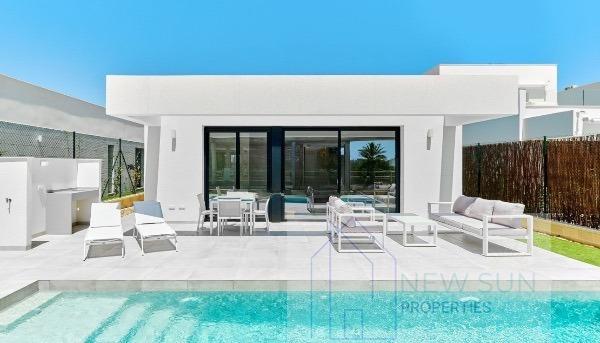 Venta de villa en Los Montesinos