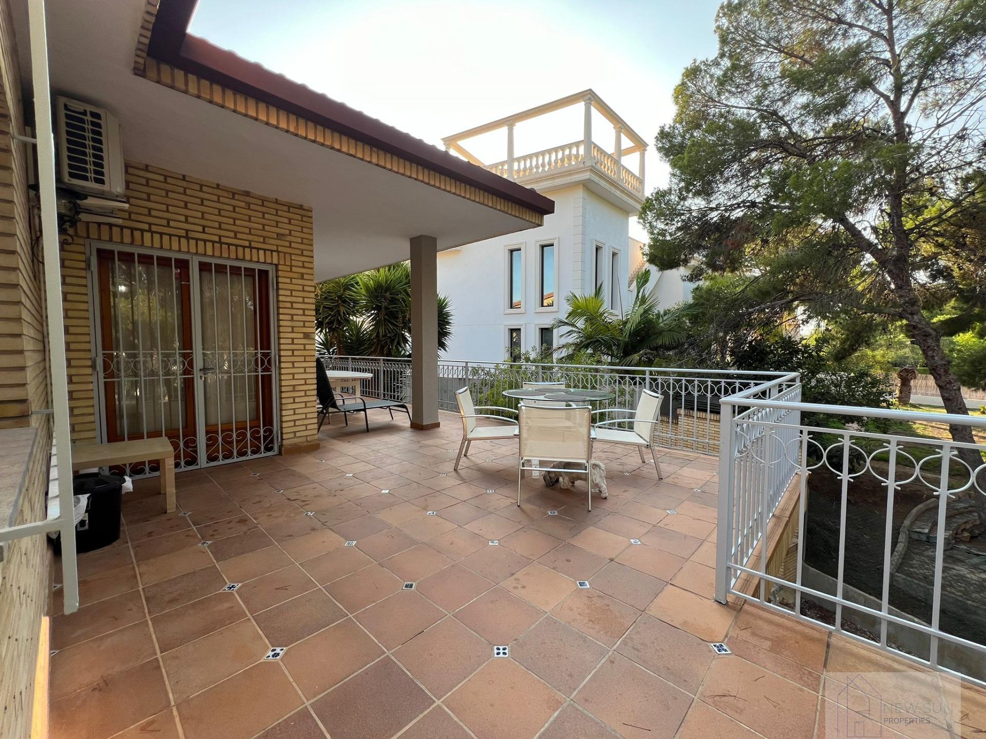 For sale of villa in Orihuela Costa