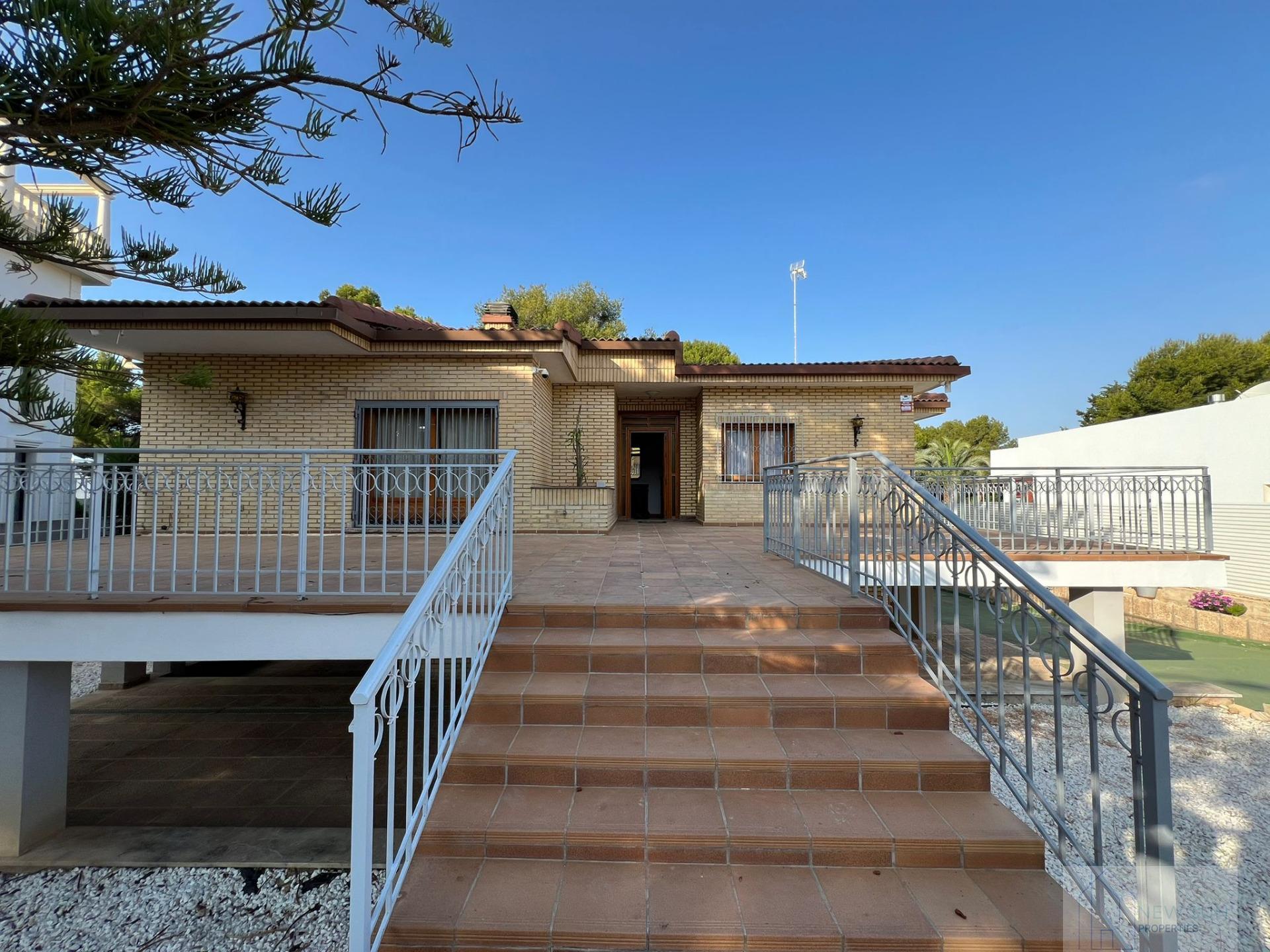 For sale of villa in Orihuela Costa