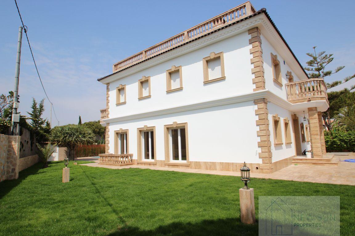 For sale of villa in Orihuela Costa