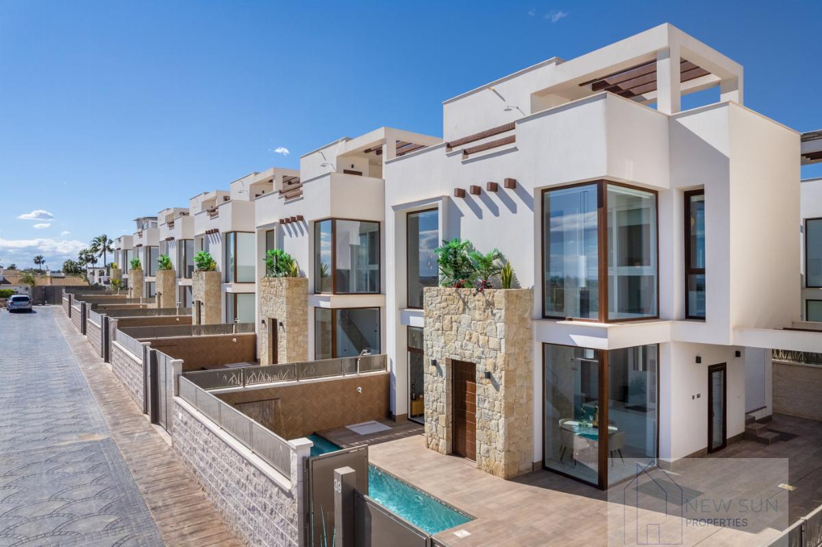 Venta de villa en Los Montesinos