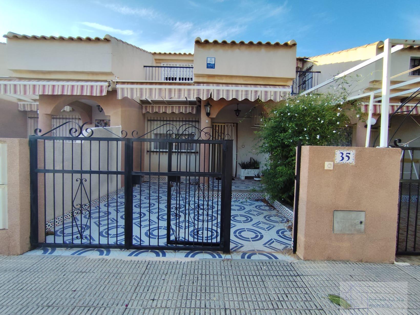 For sale of duplex in Los Alcázares
