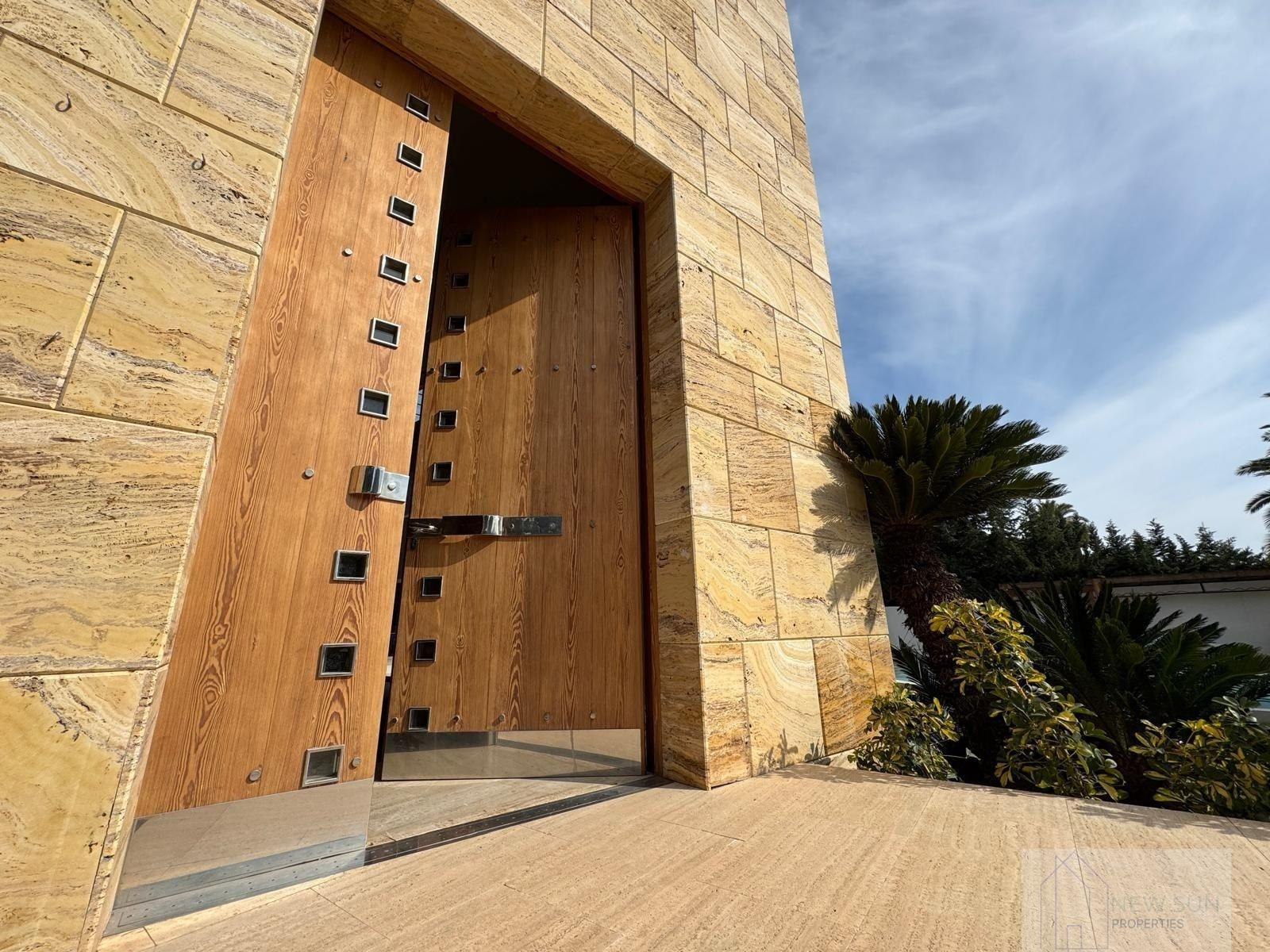 For sale of villa in Orihuela Costa