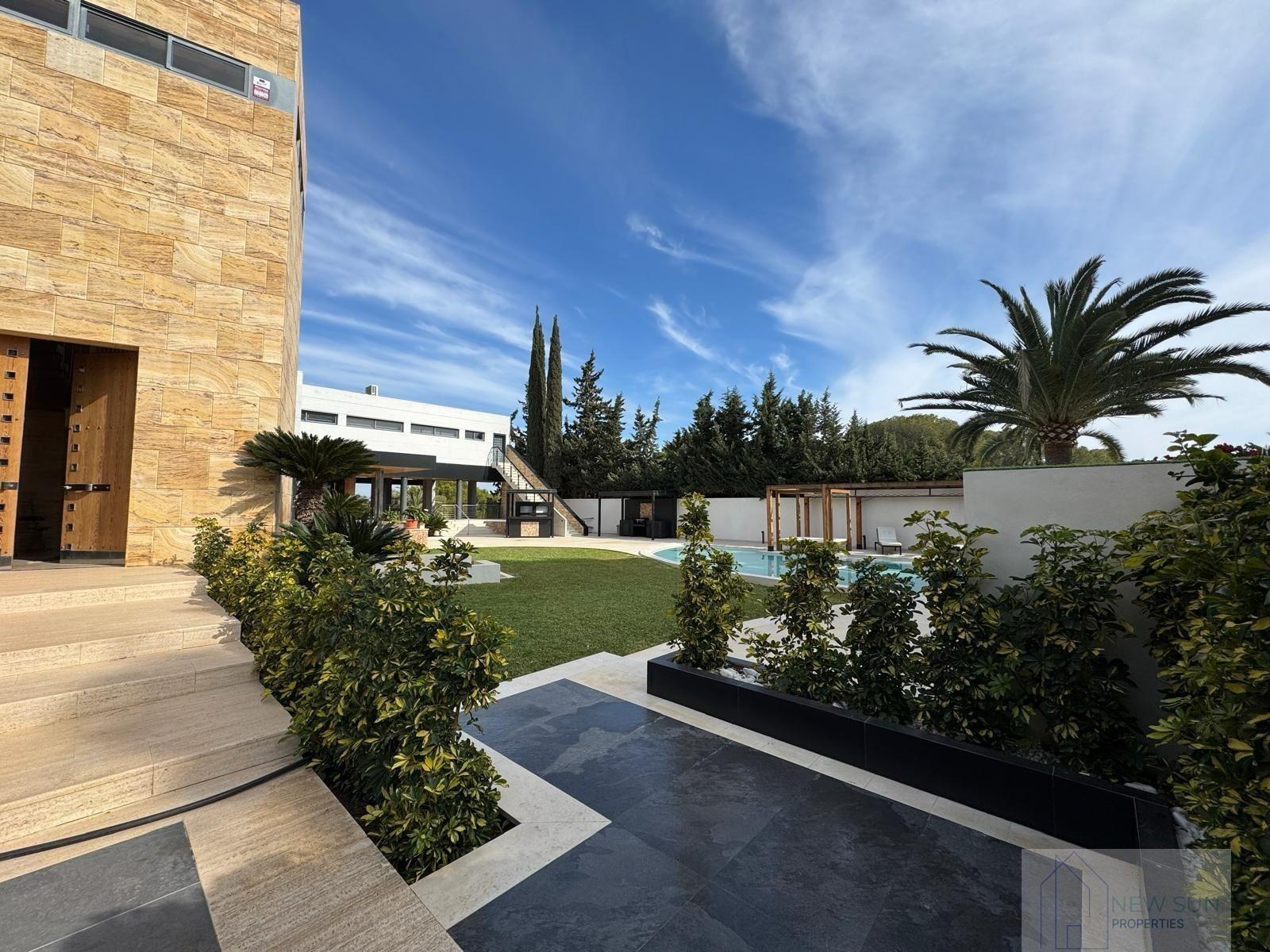 For sale of villa in Orihuela Costa