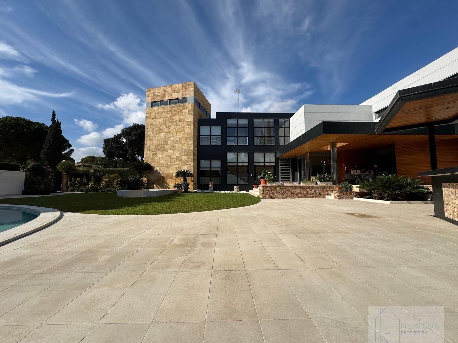 For sale of villa in Orihuela Costa